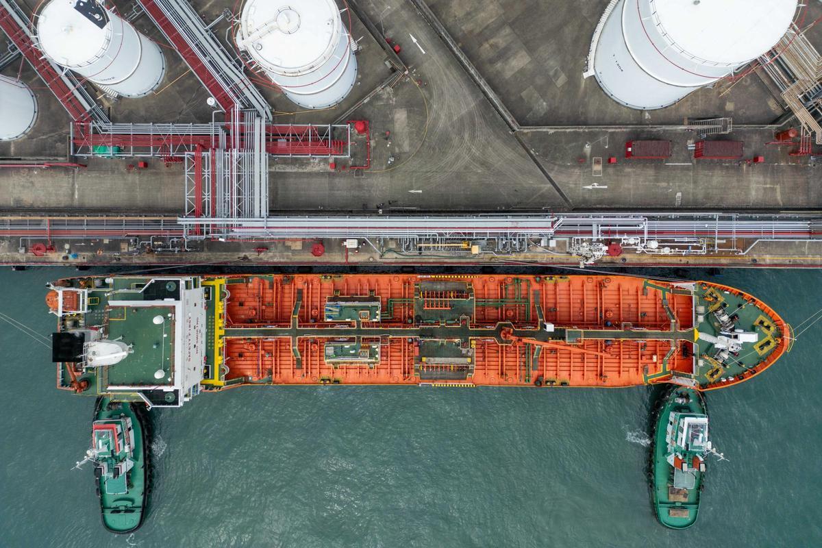 Buque petrolero atracado en Hong Kong