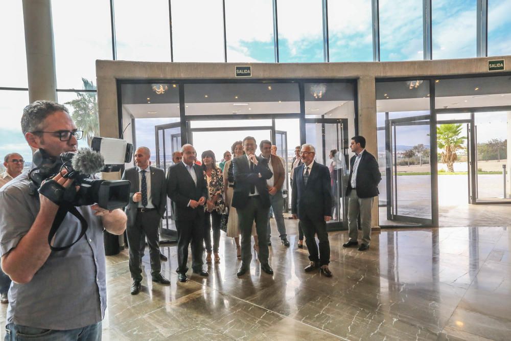 Visita de Puig al Auditorio Internacional de Torrevieja que estrena programación permanente tras seis años infrautilizado