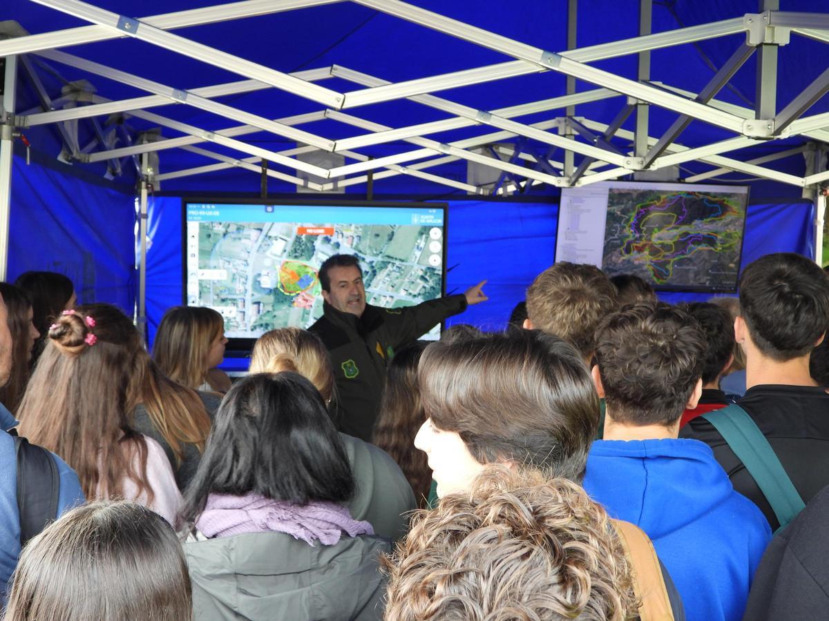 Estudiantes de Alemania, Italia y Azores aprenden claves para combatir los incendios en Arzúa