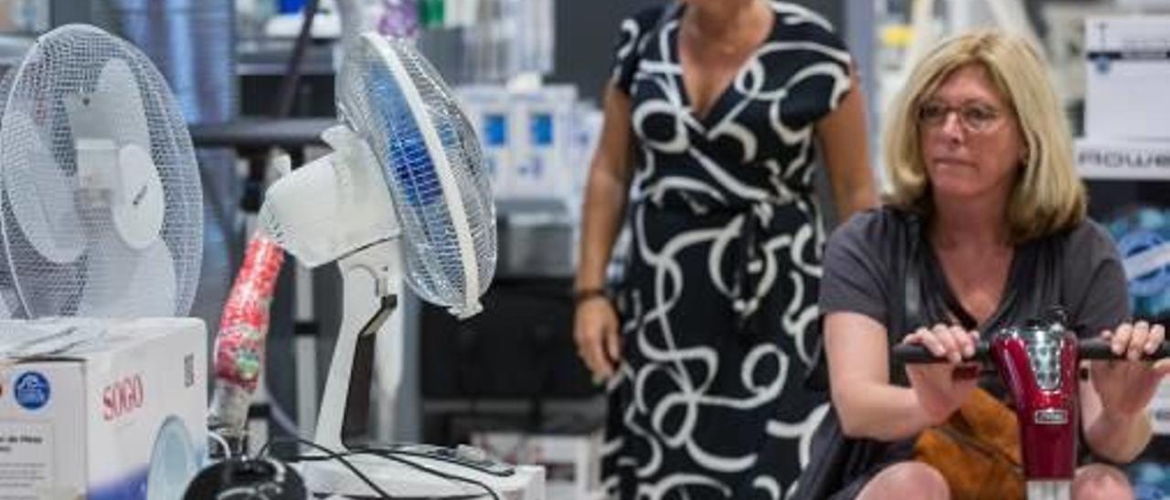 Clientas mirando ventiladores ayer en El Corte Inglés.