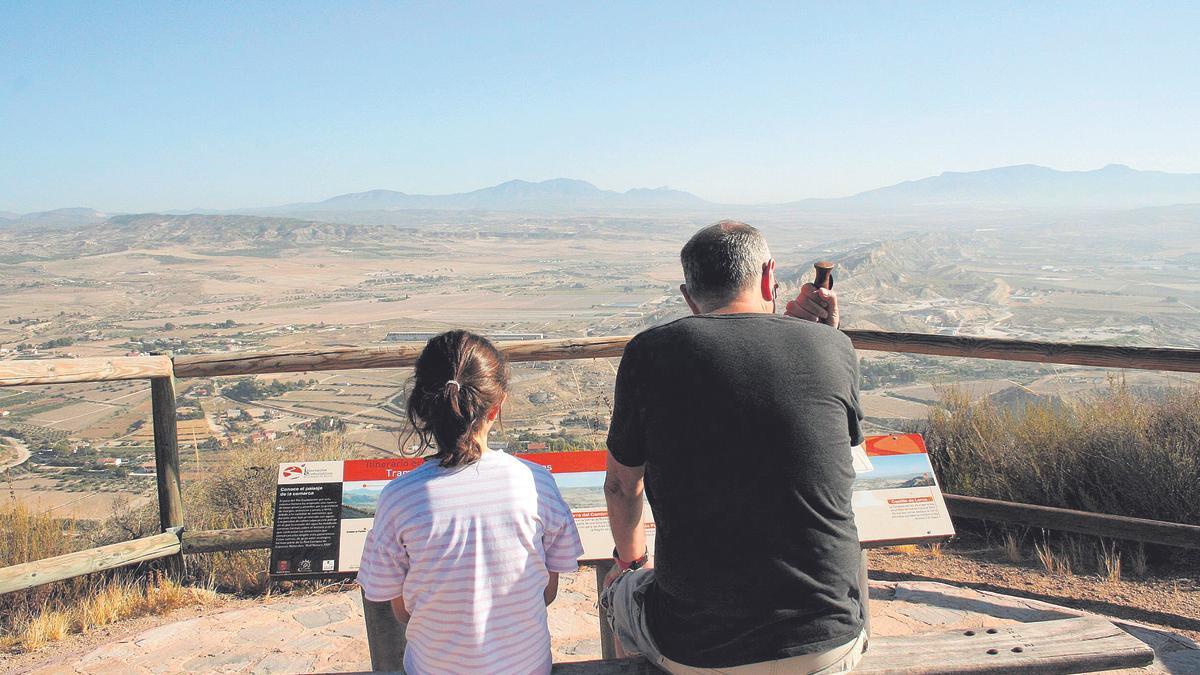 Mirador desde el que se contemplan las sierras del Gigante, Pericay, Cambrón y Tercia.