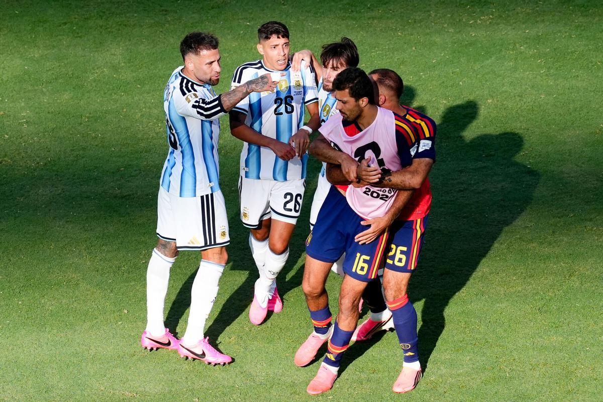 El partido se empañó por la tangana final