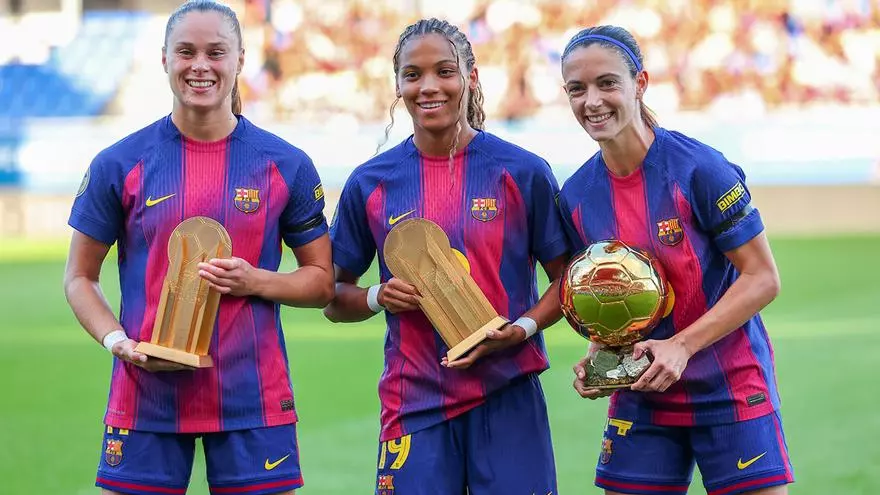 Pajor, Vicky y Aitana ofrecen el Müller, el Kopa y el Balón de Oro a la afición del Johan