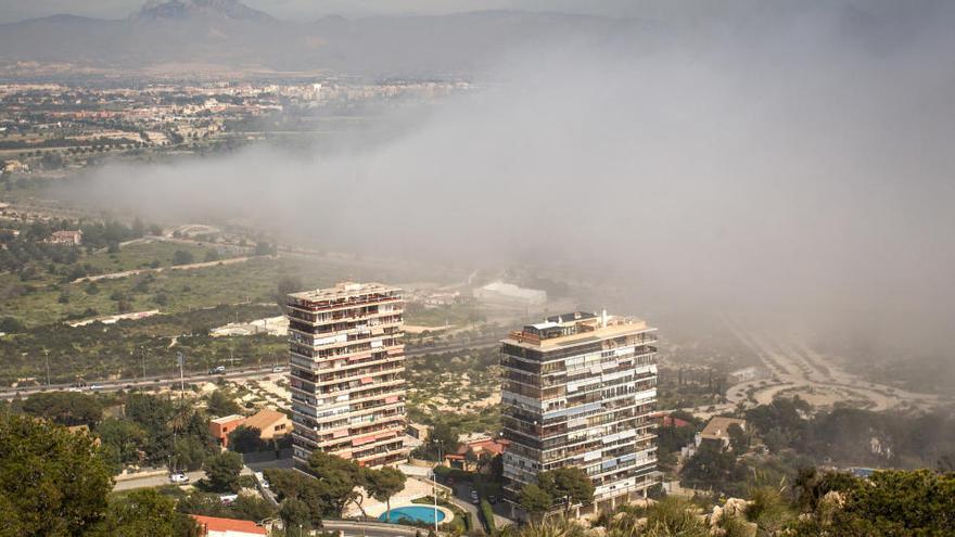 El tiempo en Alicante: Neblinas matinales al condensarse el aire caliente tras chocar con el agua del mar
