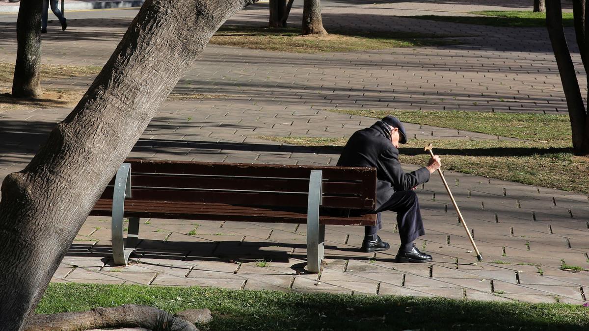 BARCELONA 17/01/2016 SOCIEDAD BAJADA DE LA RENTA MINIMA EN NOU BARRIS POBREZA EN NOU BARRIS EN LA FOTO TERCERA EDAD JUBILACION FOTO: ELISENDA PONS