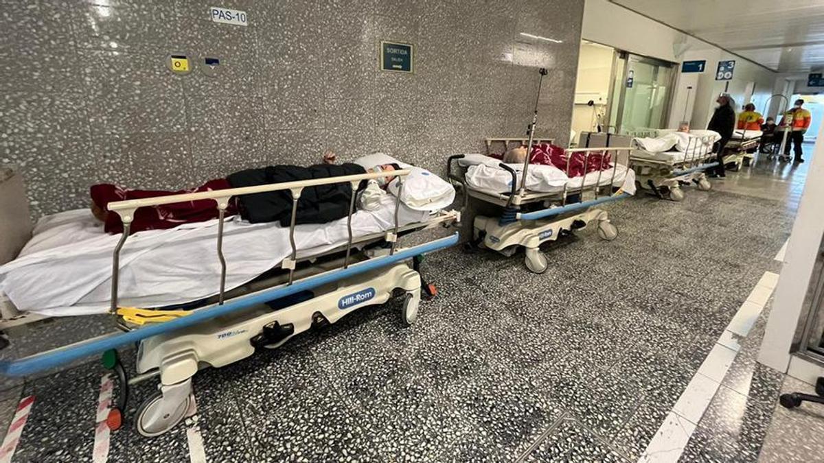 Pacientes en los pasillos de urgencias del hospital Broggi, este miércoles 18 de enero.