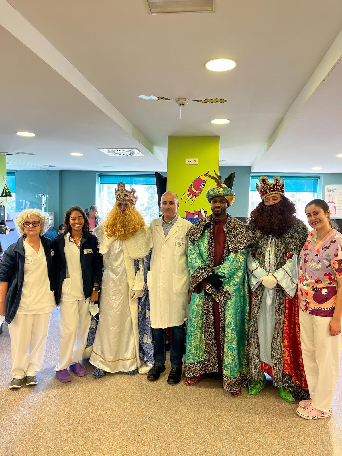 Sus Majestades de Oriente, junto con el jefe de Pediatría del Chuac, el doctor Jerónimo Pardo (en el centro), y otras profesionales sanitarias, este lunes, en el Hospital Materno Infantil Teresa Herrera.