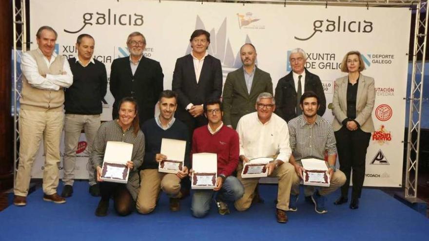 Los homenajeados, en primer término, junto a las autoridades, ayer en el Náutico de Vigo. // FdV