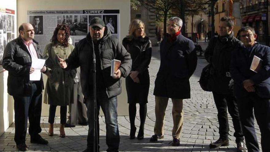 Marcos León presenta «Fotoviedopress», junto al alcalde, Agustín Iglesias Caunedo, y el portavoz de IU, Roberto Sánchez Ramos, entre otros asistentes.