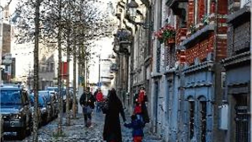 Vianants al carrer Henri Berge del barri de Schaerbeek.