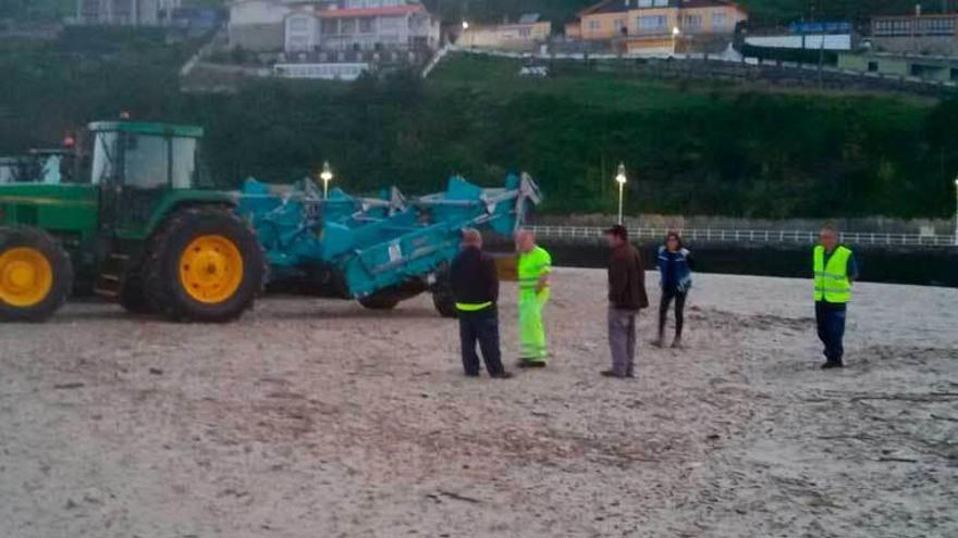 Operarios y maquinaria ayer en la playa de Santa Marina.