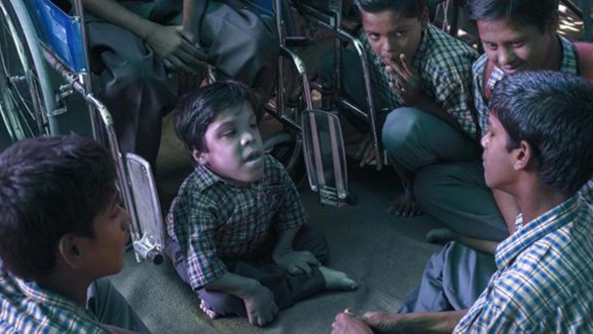 el estigma. Momazeed, de 11 años, sufre parálisis cerebral y deformaciones físicas. En la imagen, juega con otros niñosen el Centro de Rehabilitación Chingari Trust de Bhopal.