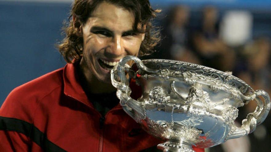 El español Rafael Nadal posa con su trofeo durante la premiación de la final masculina del Abierto de Australia disputada en Melbourne, Australia. Rafael Nadal se impuso al suizo Roger Federer por 7-5, 3-6, 7-6 (3), 3-6, 6-2.