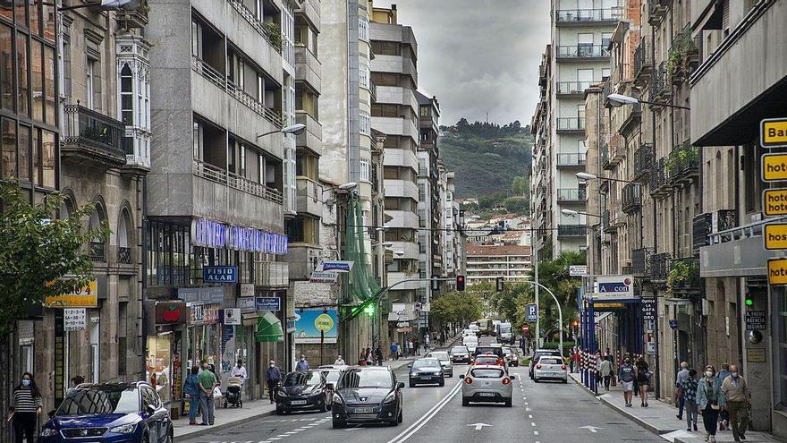 La calle Progreso, principal arteria de la capital, afectada por las limitaciones especiales que incluyen el barrio de O Couto.