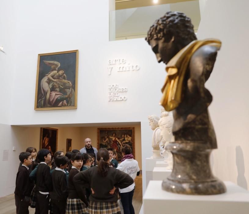 Visita de los alumnos del colegio Santa Teresa al Museo de Bellas Artes