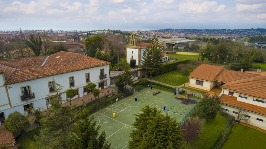 Vista aérea de las instalaciones de Educación Infantil y campos deportivos de Contrueces