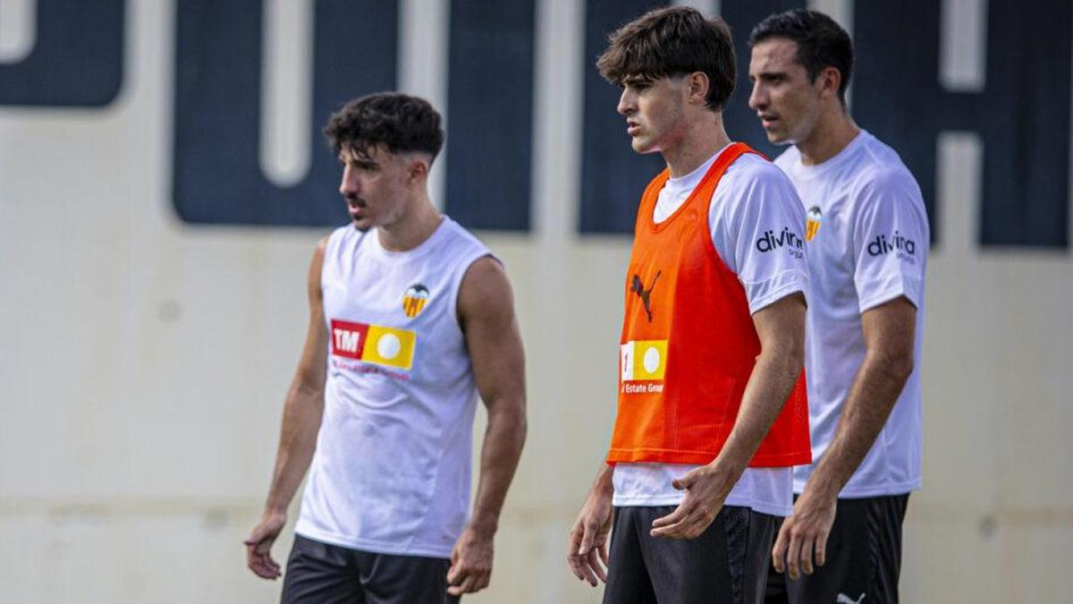 Guerra, Diego López y Tárrega, durante un entrenamiento del Valencia CF