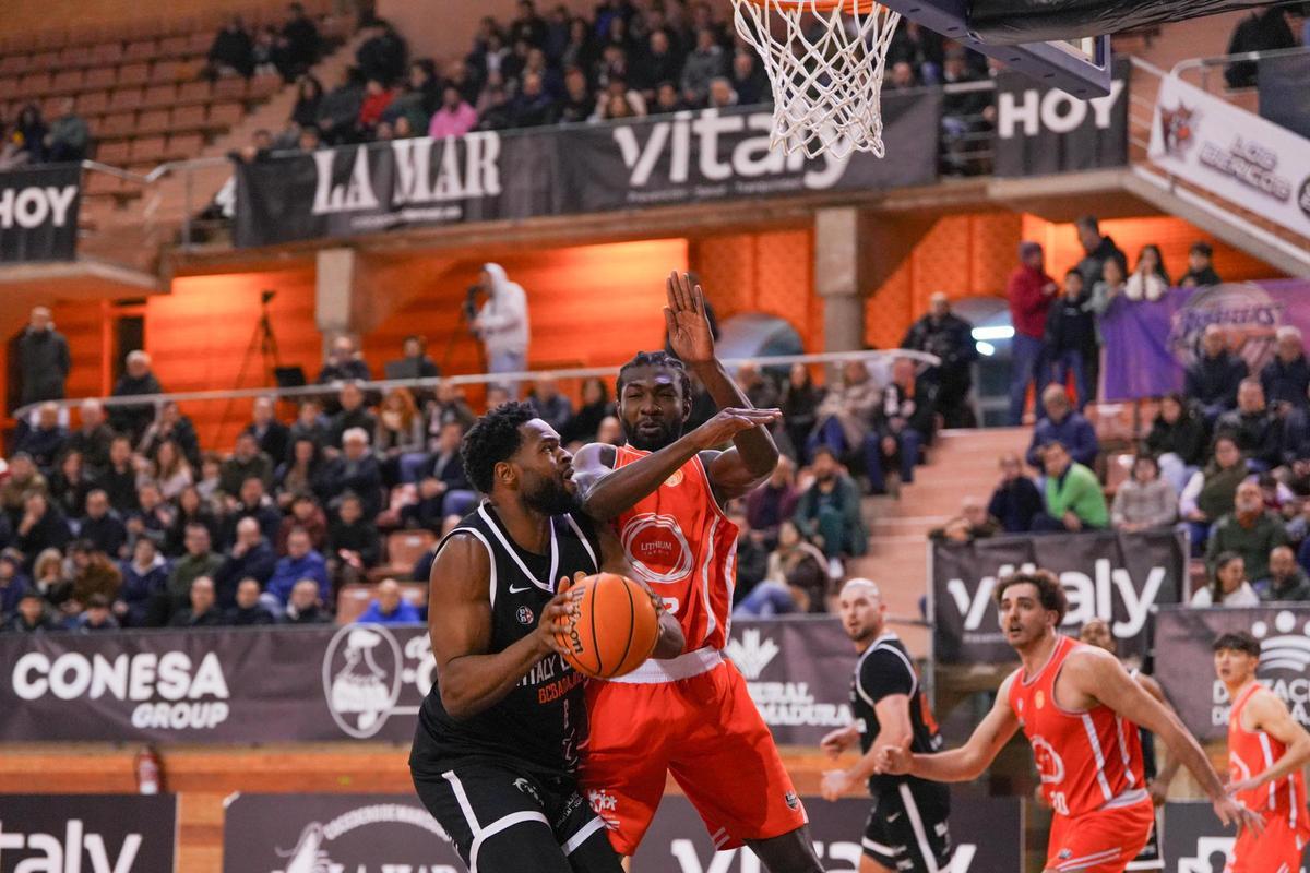 Sharif busca el aro ante un contrario.