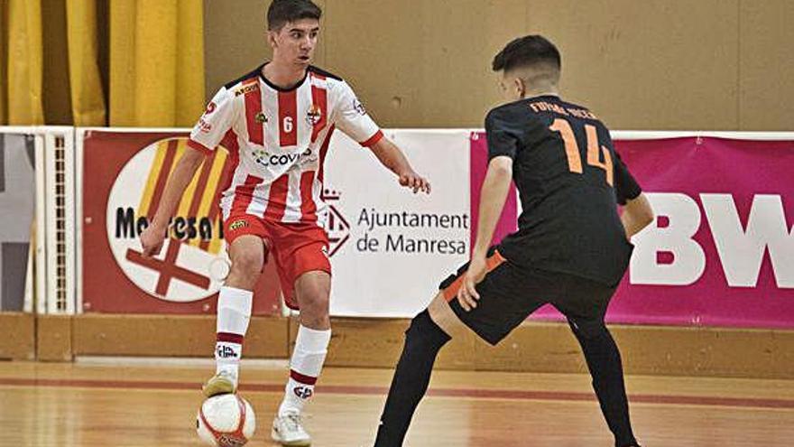 Marc Morral, del Manresa FS i amb la pilota als peus, és defensat per Biel Caballo, del Futsal Vicentí