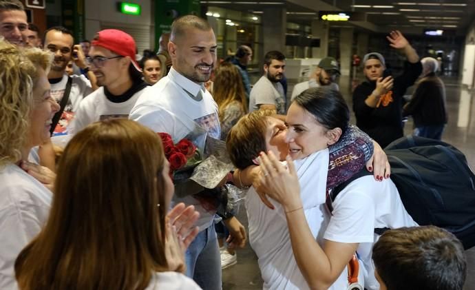 Las Palmas de Gran Canaria. Llegada al aeropuerto de la jugadora de balonmano Almudena Rodríguez tras ganar la medalla de plata en el mundial con la selección española.  | 17/12/2019 | Fotógrafo: José Carlos Guerra