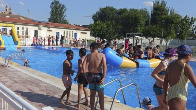 Las piscinas se  han convertido este verano en un espacio ideal para hacer frente al calor.  | SERVICIO ESPECIAL