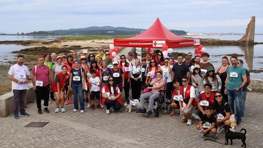Participantes en la caminata, que partió de la torre de San Sadurniño. | Noé Parga