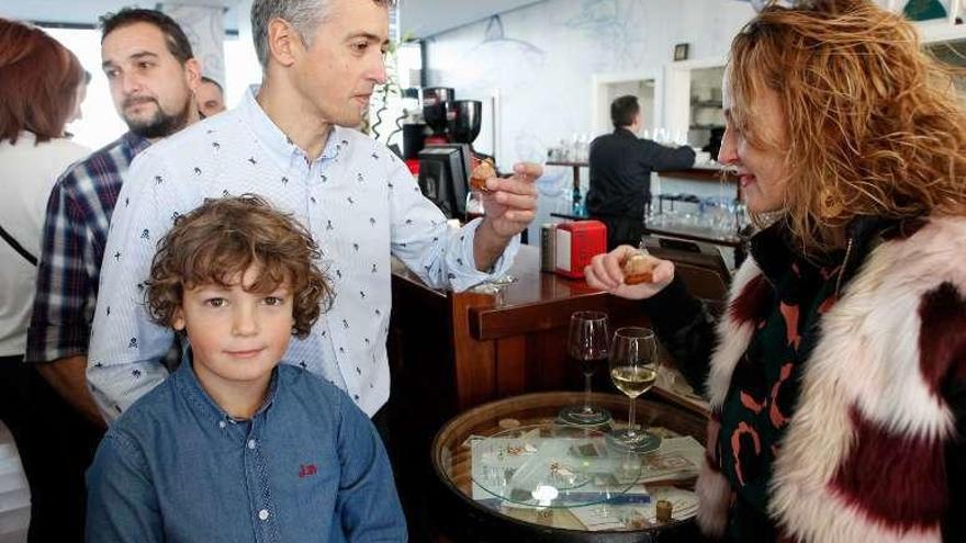 Por la izquierda, Xurde Menéndez, Jorge Menéndez y Montse López, en La Mar de Tapas.