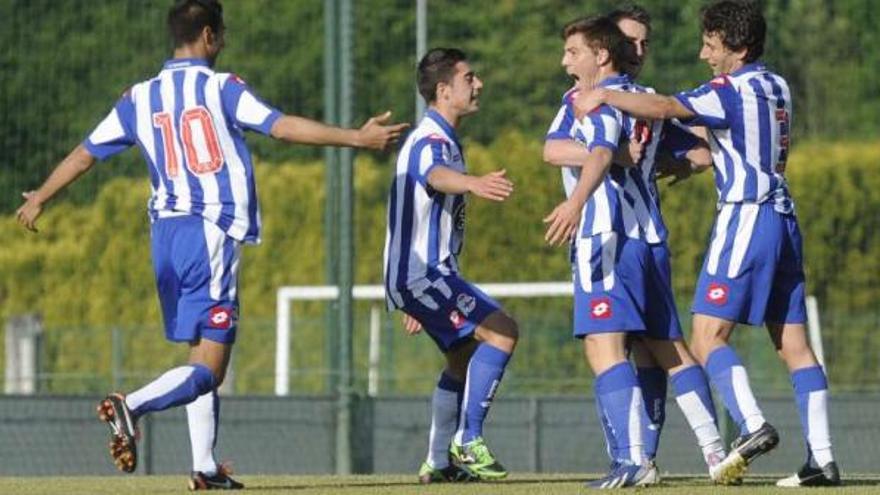 Los jugadores del Fabril celebran un gol contra el Cornellá, ayer en Abegondo. / juan varela