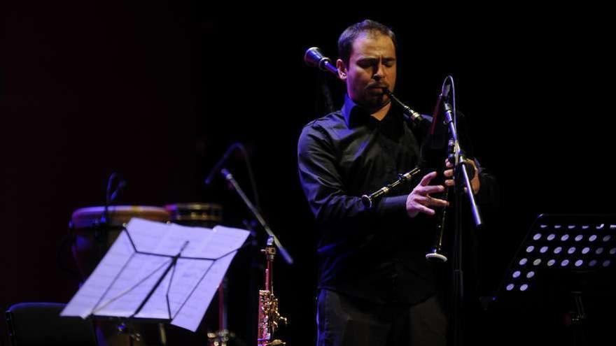 Pedro Lamas, tocando a gaita nun concerto.