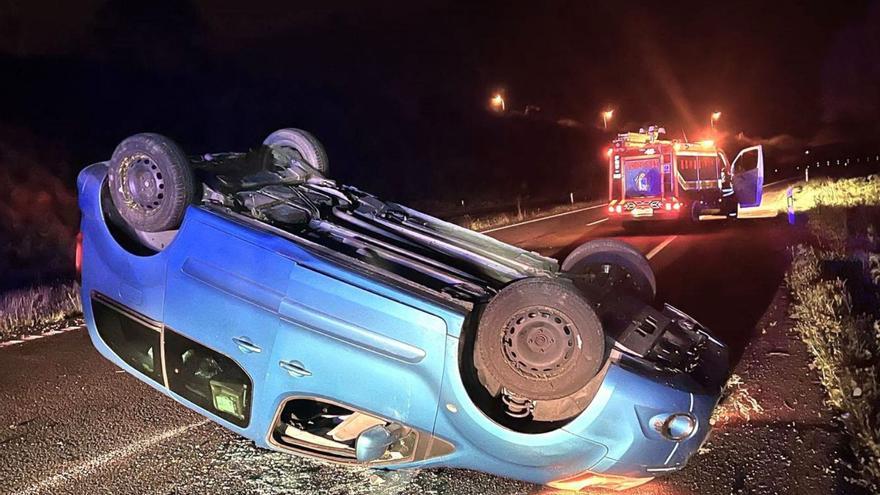 Tres heridos tras volcar su coche en la A-6 en Cambre | LOC