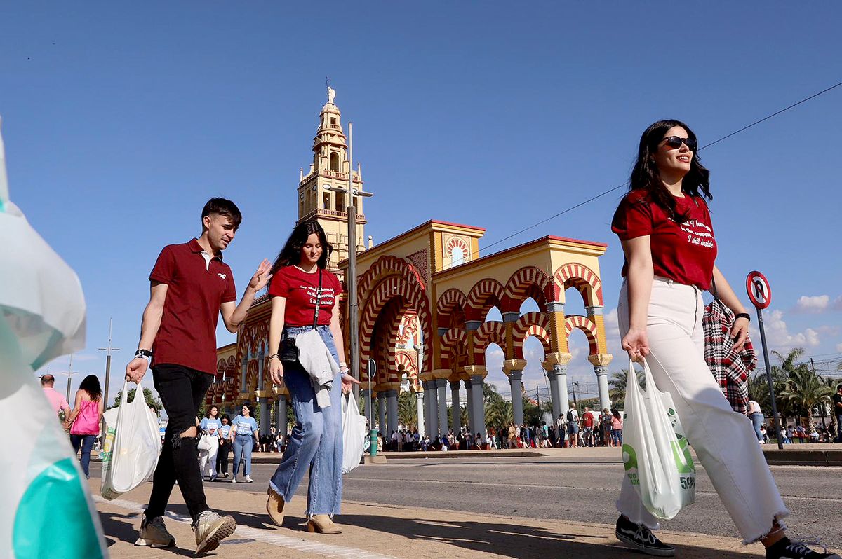 Centenares de jóvenes hacen el tradicional botellón del miércoles de Feria