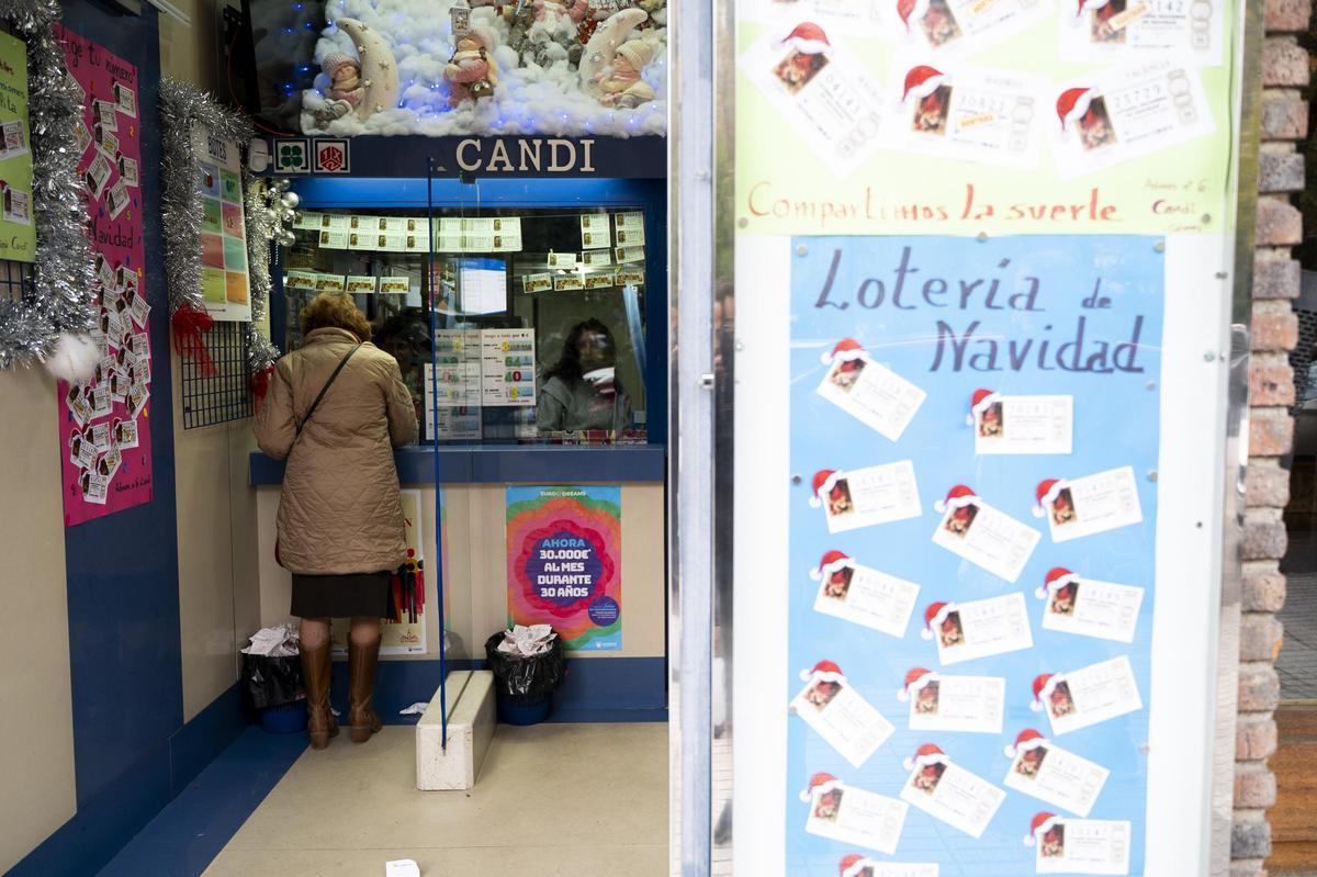 La emoción del sorteo de Lotería de Navidad en Cáceres, en imágenes
