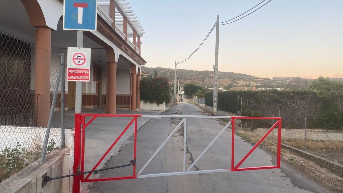 Puerta que el codemandado colocó a la entrada del camino para impedir el paso.