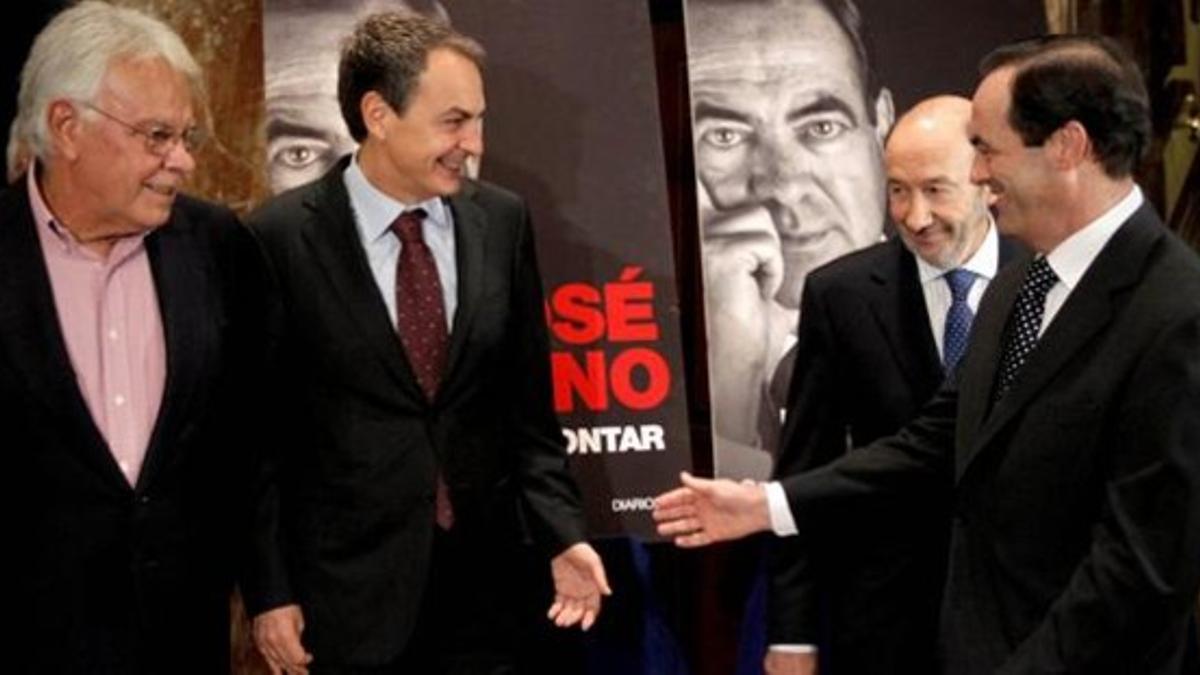 González, Zapatero, Rubalcaba y Bono, este jueves, en la presentación del libro del expresidente del Congreso.