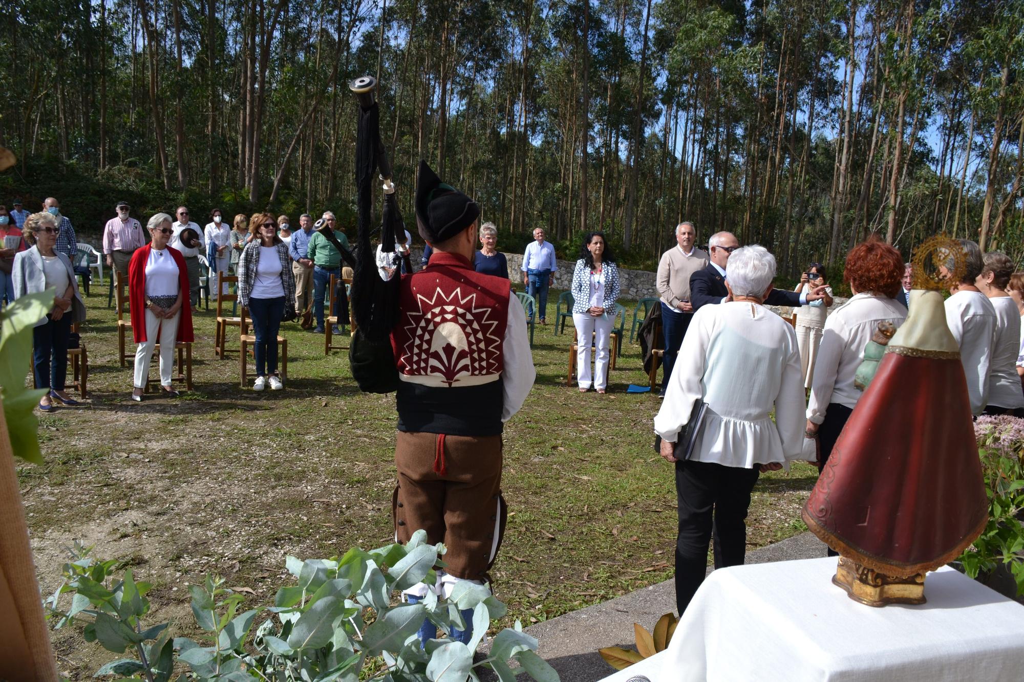 Los asistentes al acto, en pie, cantan el himno de Asturias en la clausura del homenaje a Menchu Álvarez del Valle.