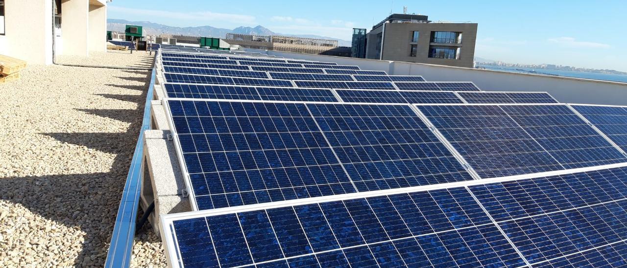 Paneles solares en la cubierta de un tanatorio