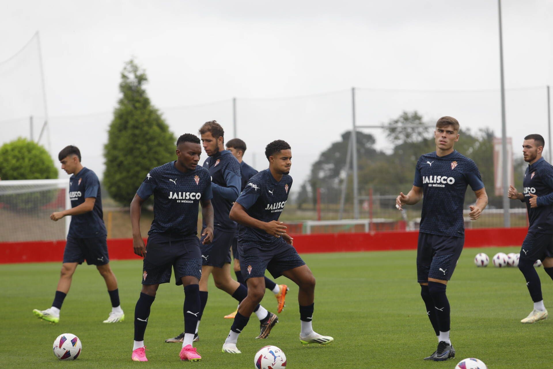 El entrenamiento del Sporting antes de su debut liguero en El Molinón, en imágenes