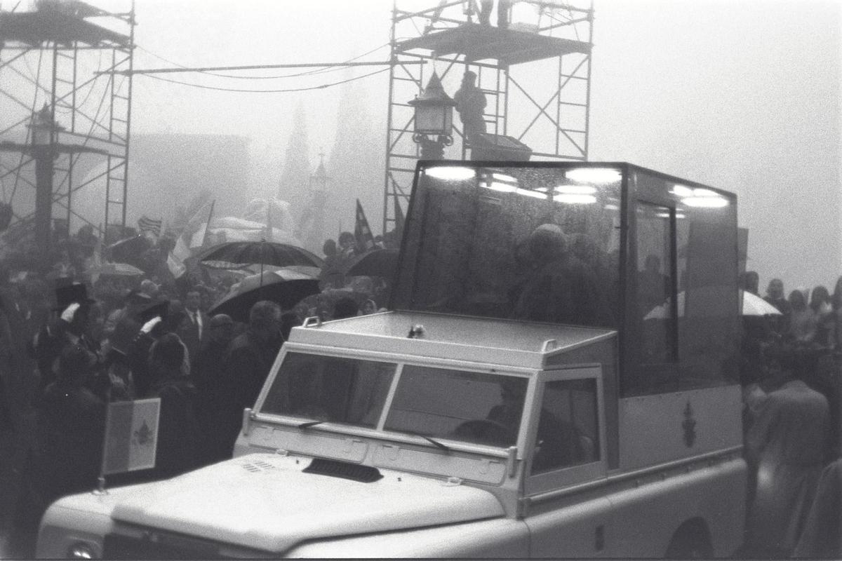 Joan Pau II arribant a Montserrat amb el 'papamòbil' enmig del tempoal, l'any 1982