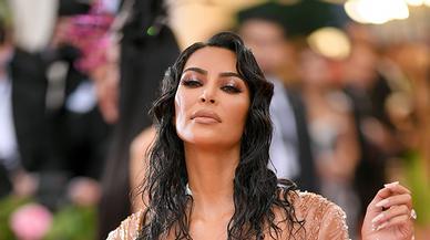 En furgoneta y de pie: así tuvo que llegar Kim Kardashian a la gala MET para no estropear su vestido
