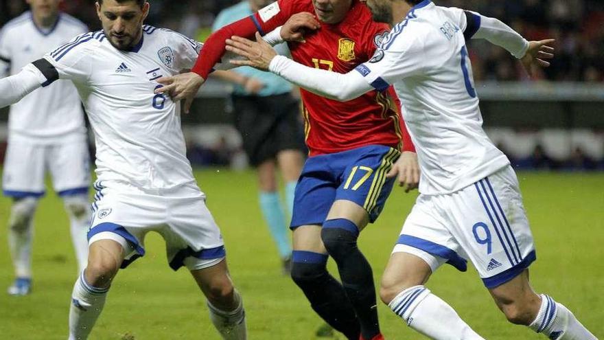 Iago Aspas trata de avanzar entre dos rivales en el último partido de la Roja ante Israel. // Alberto Morante (Efe)