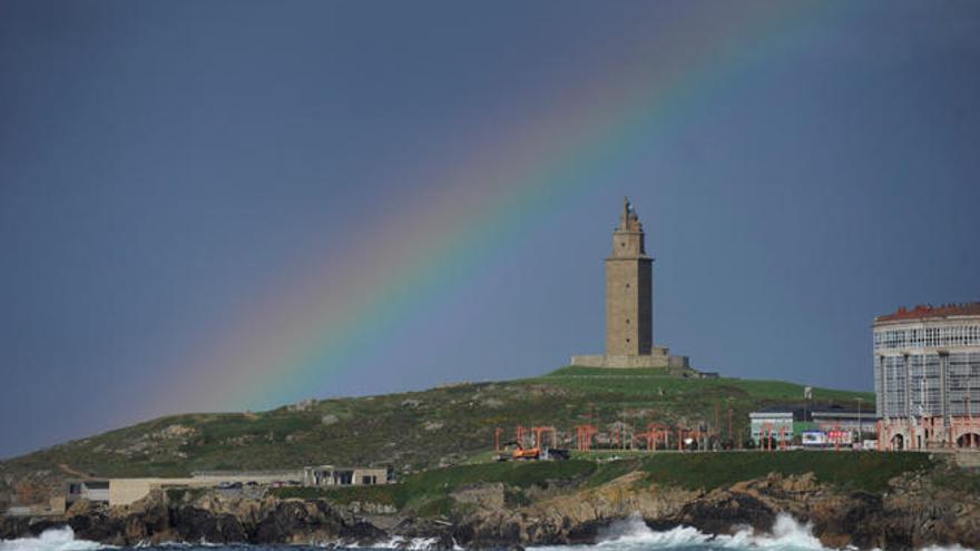 Un arco iris sobre la Torre de Hércules. / J.Varela