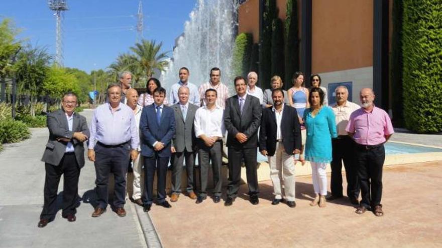 Imagen de los alcaldes, concejales y responsables del Consell y la UA asistentes a la reunión.