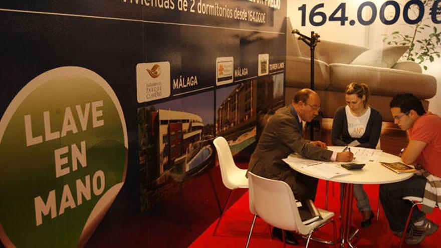 Clientes consultan condiciones en la feria inmobiliaria Simed.