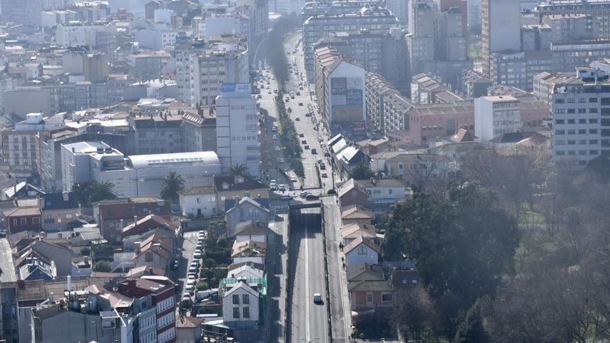 Vista de los barrios de Os Mallos y la Sagrada Familia, con la avenida de Arteixo en el centro.