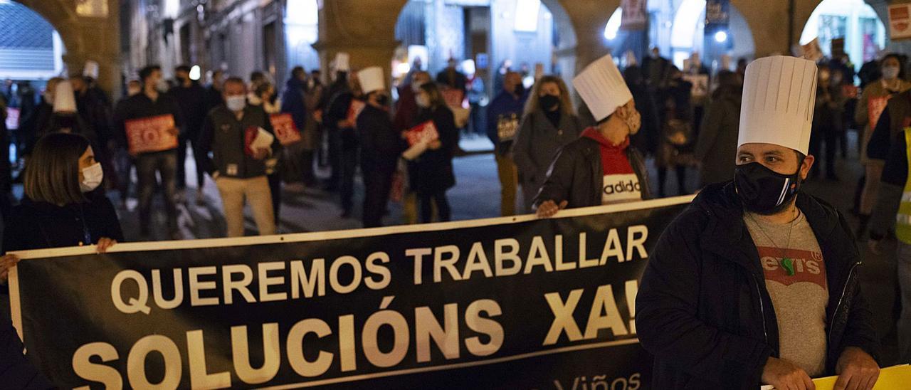 Los hosteleros ayer en la Plaza Mayor de Ourense, de donde partió la manifestación. |   // BRAIS LORENZO