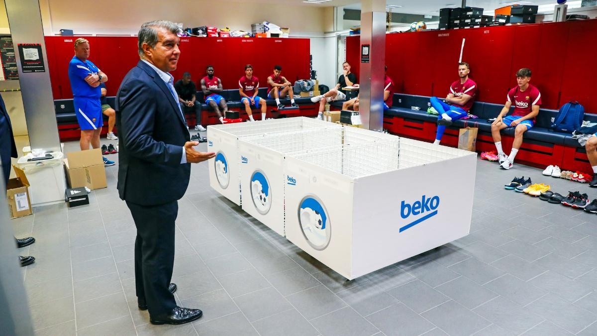 Laporta baja al vestuario en el primer entrenamiento de la pretemporada