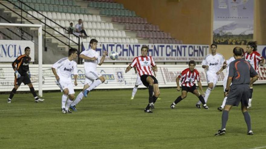 La defensa del Zamora CF intenta despejar el balón ante varios delanteros del Castilla
