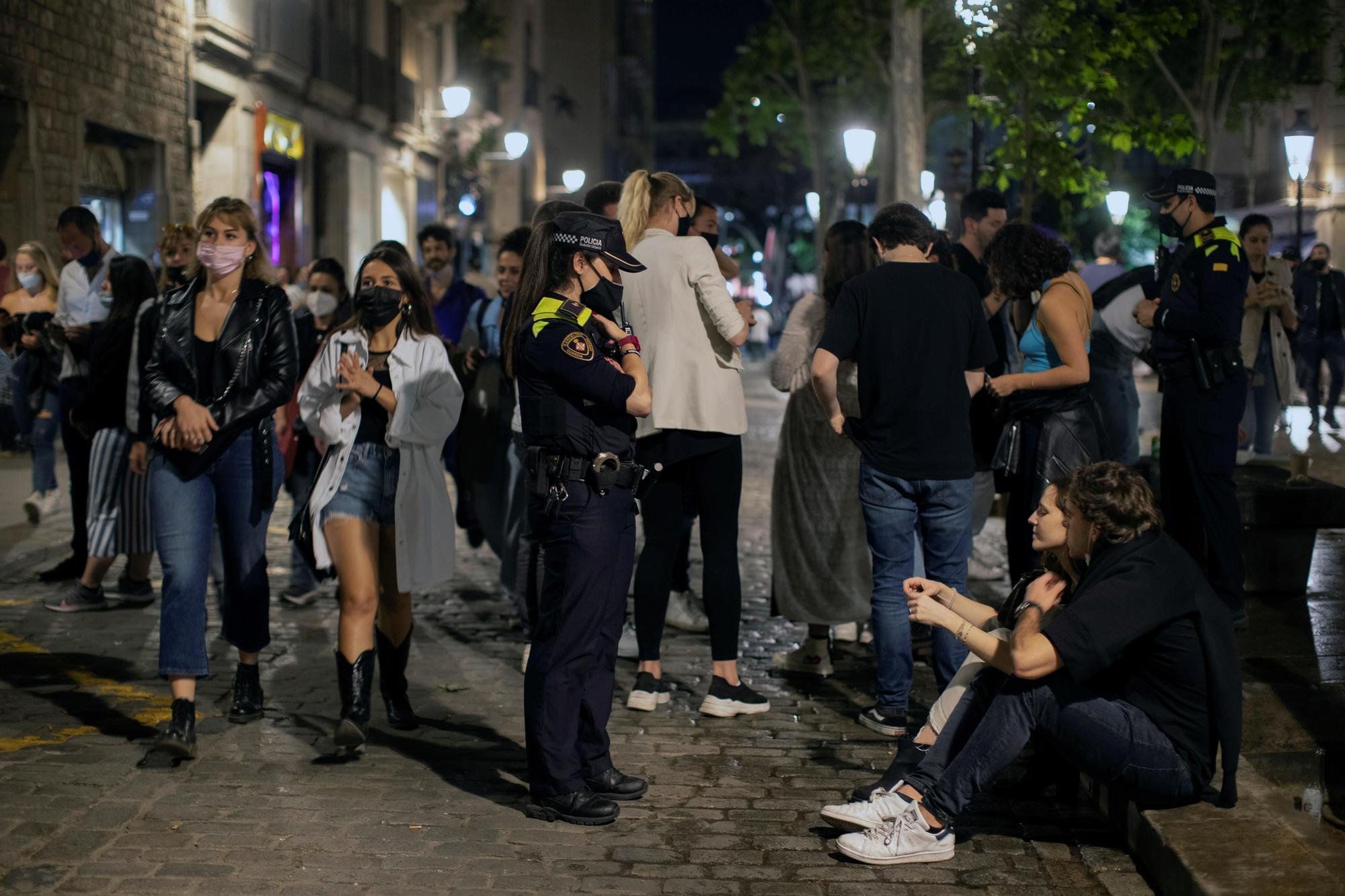 Nova nit d'aglomeracions i «botellons» a Barcelona