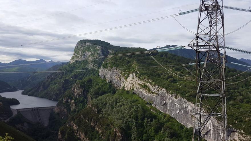 Red Eléctrica y Principado ya analizan la forma de retirar las torres de Lada-Velilla