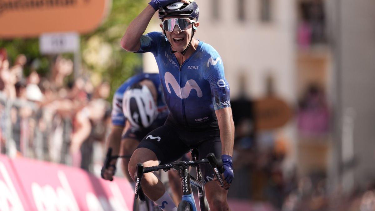 Pelayo Sánchez celebra con sorpresa su victoria en el Giro.